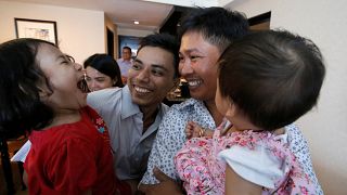 الصحفيان وا لون وتشاو سو أو بصحبة أطفالهما بعد إطلاق سراحهما