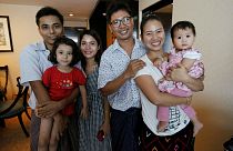 Jornalistas da Reuters já com a família após libertação na antiga Birmânia