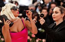 مغنية البوب الإشكالية ليدي غاغا في مهرجان ميت غالا - رويترز