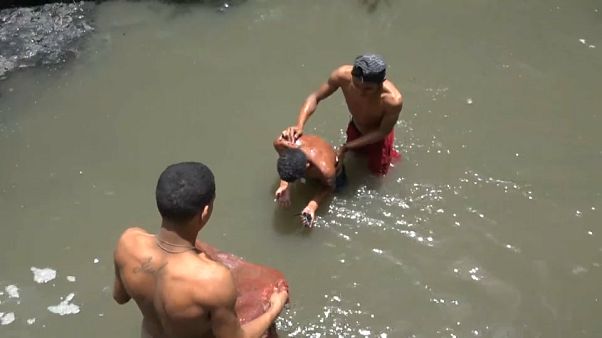 Venezuelai válság: a szennyvíz búvárai Venezuelai válság: a szennyvíz búvárai