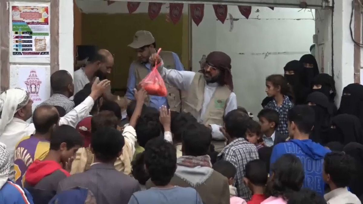 جمعيات خيرية يمنية تقدم الوجبات الرمضانية لتخفيف وطأة الحرب والمجاعة