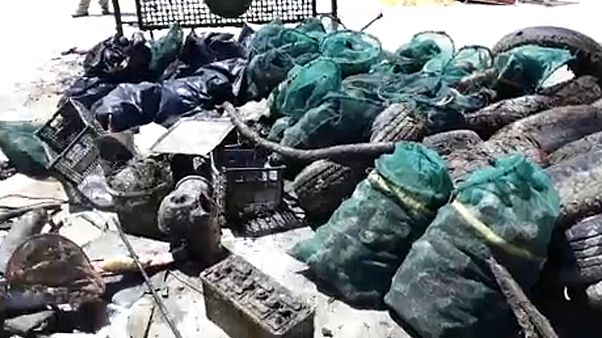 شاهد: غواصون متطوعون يزيلون أطنانا من النفايات في بحر اليونان شاهد: غواصون متطوعون يزيلون أطنانا من النفايات في بحر اليونان