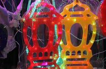 شاهد: مسلمو مصر يحيون طقوس رمضان بالزينة والألوان