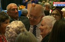 Le Premier ministre australien prend un oeuf sur la tête