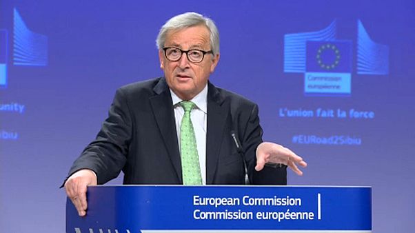 Juncker indignado com críticas a Tusk na Polónia Juncker indignado com críticas a Tusk na Polónia