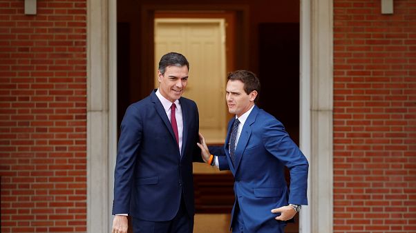 Pedro Sánchez escucha "el silencio" de Albert Rivera Pedro Sánchez escucha "el silencio" de Albert Rivera