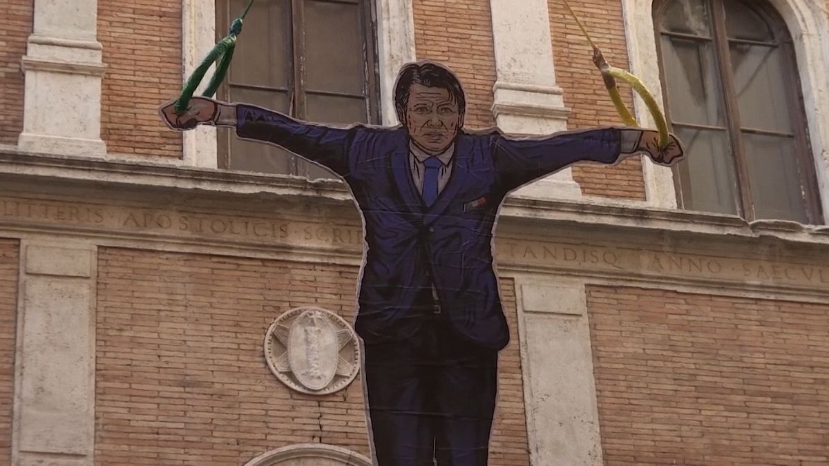 Az olasz miniszterelnököt ábrázoló papírmasé jelent meg Róma utcáin