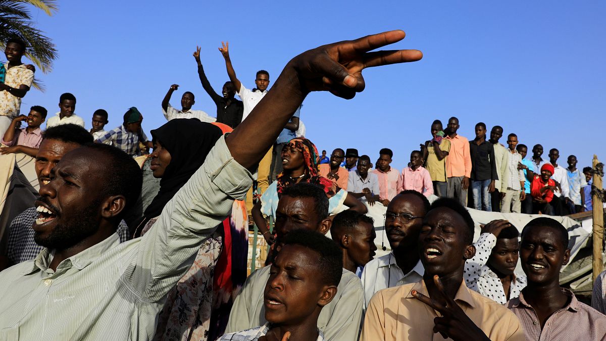 محتجون سودانيون خلال مسيرة أمام مقر وزارة الدفاع في الخرطوم 5 مايو 2019