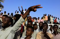 محتجون سودانيون خلال مسيرة أمام مقر وزارة الدفاع في الخرطوم