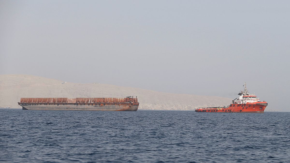 زورق سحب ينقل البضائع باتجاه مضيق هرمز قبالة ساحل محافظة مسندم - سلطنة عمان