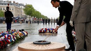 Cérémonie du 8 mai : Macron ravive la flamme à l'Arc de Triomphe