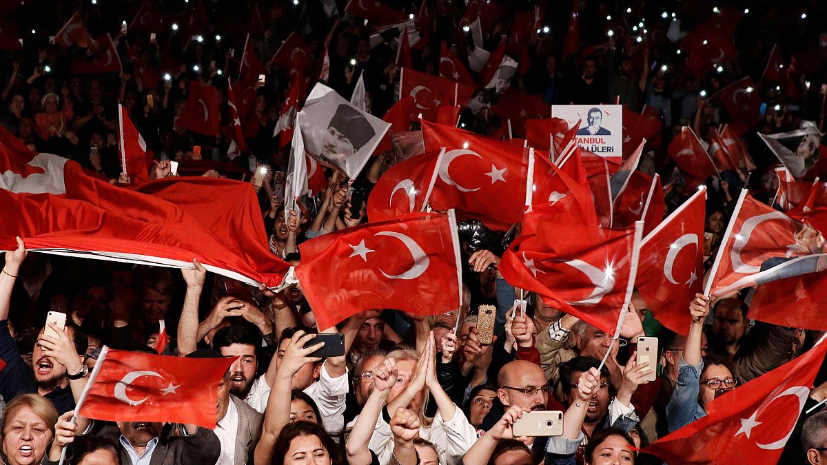 مؤيدو حزب الشعب الجمهوري في إسطنبول محتفلين بنتيجة انتخابات آذار/مارس 