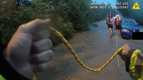 Kutyás nőket mentettek a rendőrök Austinban Kutyás nőket mentettek a rendőrök Austinban