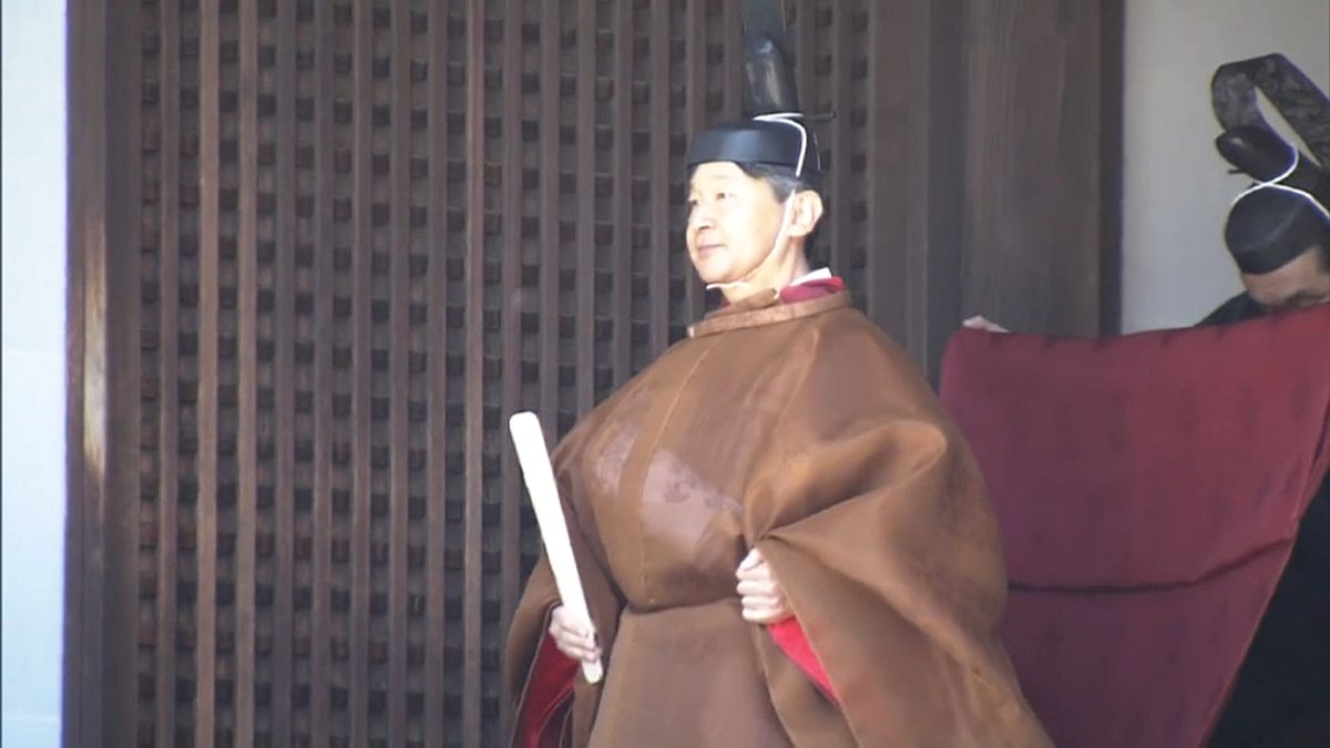 الإمبراطور الياباني الجديد بالزي التقليدي