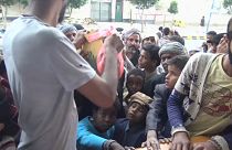 İç savaşın pençesindeki Yemen halkı yardımlarla oruçlarını açıyor