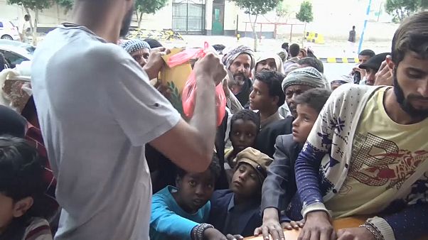 İç savaşın pençesindeki Yemen halkı yardımlarla oruçlarını açıyor İç savaşın pençesindeki Yemen halkı yardımlarla oruçlarını açıyor
