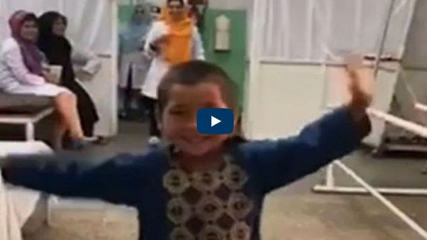 Video: 8 aylıkken bacağını kaybeden Afgan çocuğun protez bacak sevinci Video: 8 aylıkken bacağını kaybeden Afgan çocuğun protez bacak sevinci