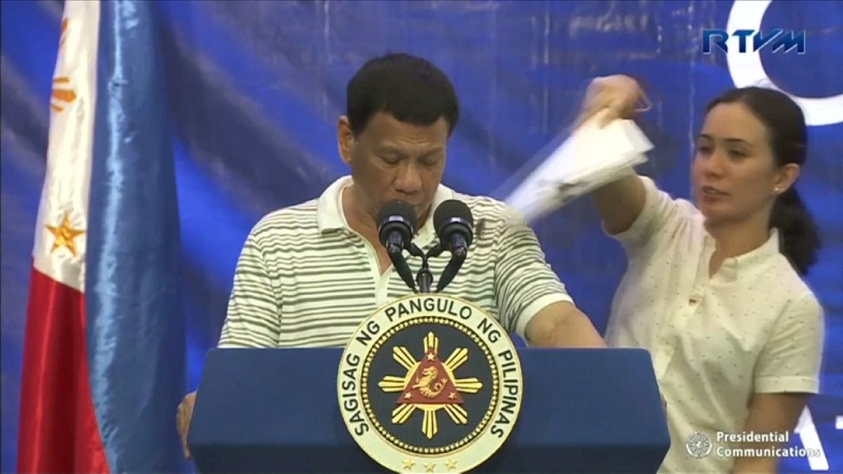 سوسک  روی لباس رییس‌جمهوری فیلیپین 