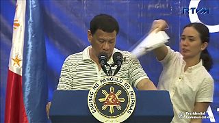 سوسک  روی لباس رییس‌جمهوری فیلیپین