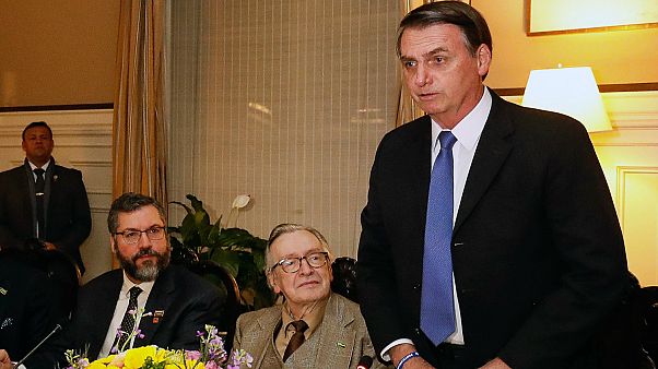 Photo AFP : Jair Bolsonaro et son mentor, l'écrivain Olavo de Carvalho Photo AFP : Jair Bolsonaro et son mentor, l'écrivain Olavo de Carvalho