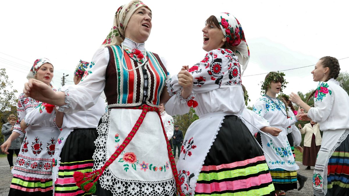 سيدات من بيلاروسيا يرقصن بمناسبة الحصاد