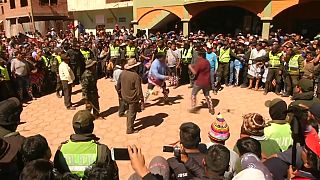 شاهد: البوليفيون يتبادلون اللكمات في مهرجان تقليدي للشجار