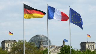 أعلام ألمانيا وفرنسا وأوروبا في برلين