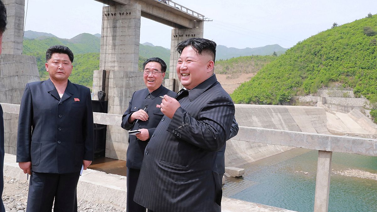 زعيم كوريا الشمالية كيم جونغ أون يزور محطة كومياغانغ للطاقة 