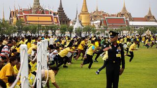 شاهد.. مئات التايلانديين يتسابقون للحصول على حبات الأرز المقدس