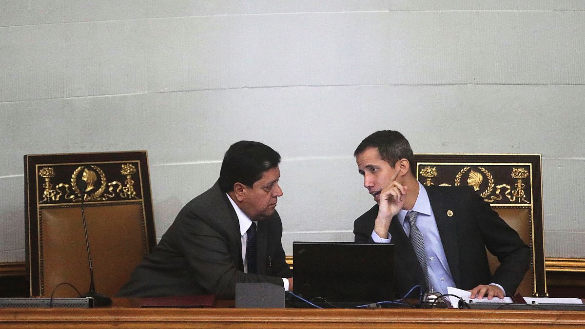El vicepresidente del Parlamento, Edgar Zambrano, junto a Juan Guaidó
