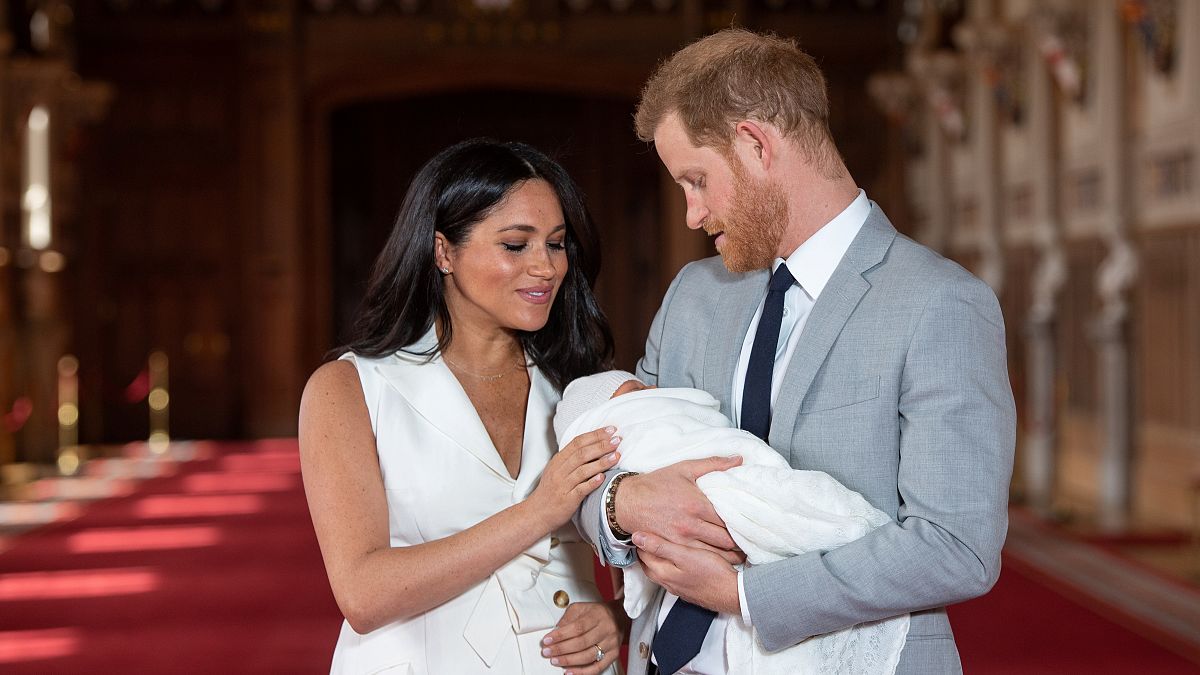 الأمير هاري وزوجته والمولود الجديد في قصر وندسور