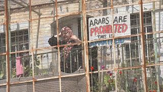 فلسطينية في مدينة الخليك سيجت شبابيك منزلها لتلافي هجمات المستوطنين