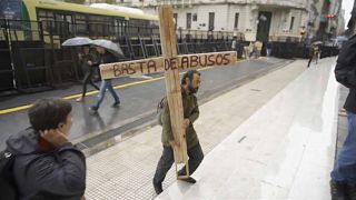 Pedofilia, Papa: "Contrastare crimini che tradiscono fiducia", proteste a Buenos Aires