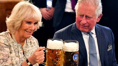 ویدئو؛ پادشاه آینده بریتانیا و همسرش در آلمان می‌نوشند و می‌رقصند