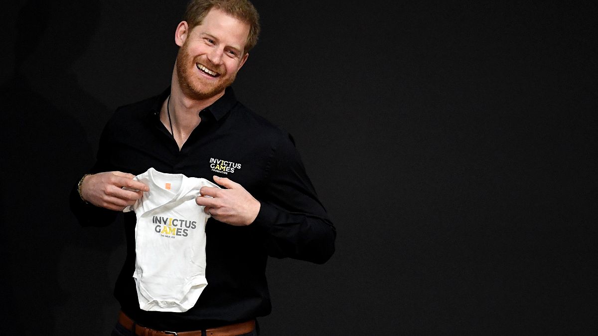 الأمير هاري يتلقى أول هدية كأب في أول أيام عمله الرسمي بعد قدوم طفله 