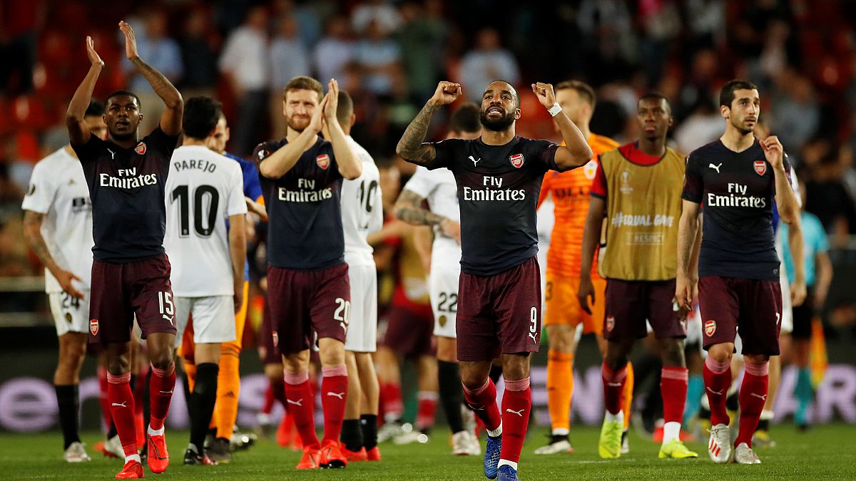 Valencia'yı 4-2 ile mağlup eden Arsenalli oyuncuların final sevinci 