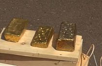 شاهد: السودان يصادر 241 كيلوغراماً من الذهب ضبط على متن طائرة هبطت في الخرطوم