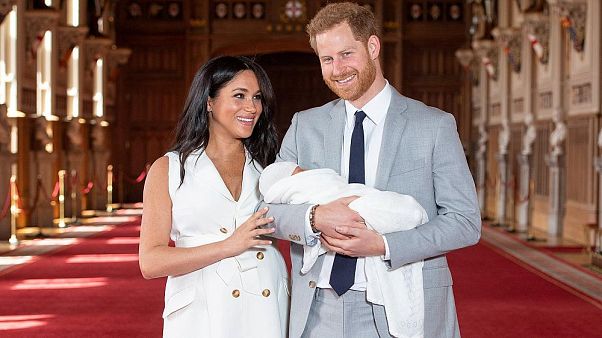 Prens Harry ve Megan Markle bebeklerini kameralara gösterdi Prens Harry ve Megan Markle bebeklerini kameralara gösterdi