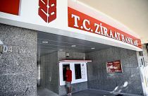 Türk kamu bankaları TL'deki düşüşü önlemek için gece 1 milyar dolar sattı - Reuters