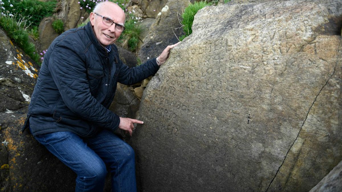 Tarihi kayanın üzerindeki gizemli yazıyı çözene 2 bin Euro para ödülü verilecek