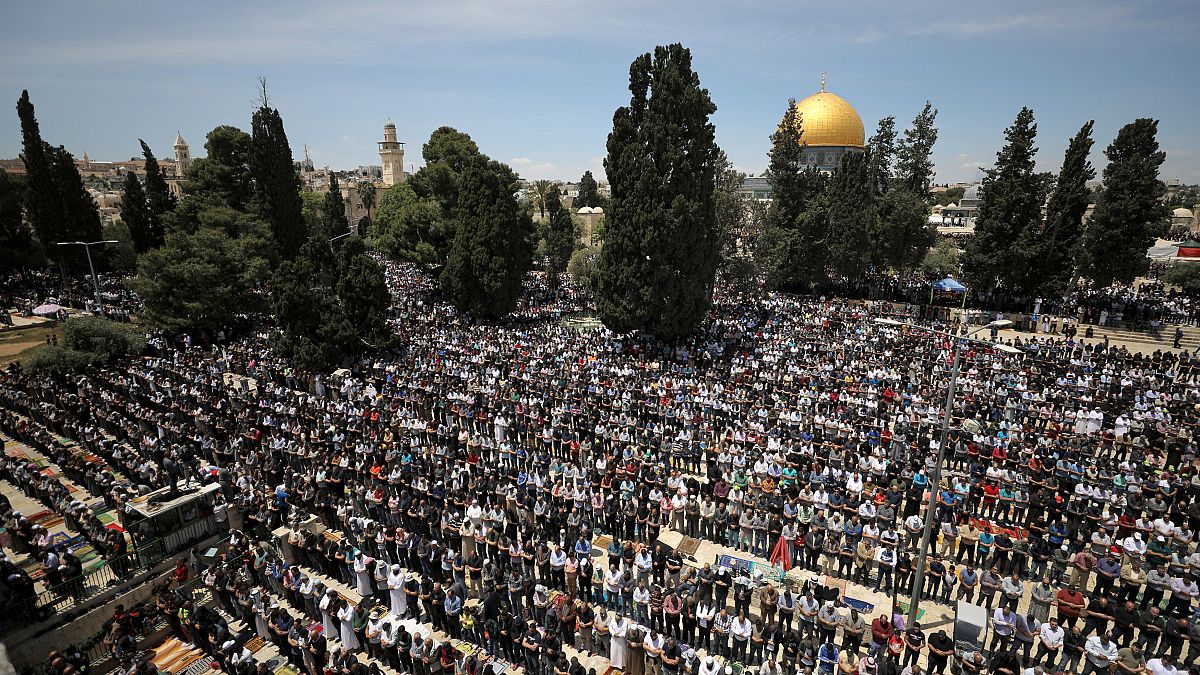 شاهد: آلاف الفلسطينيين يصلون في المسجد الأقصى أول جمعة في رمضان