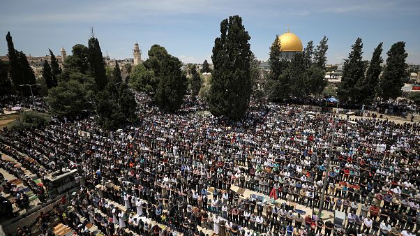 شاهد: آلاف الفلسطينيين يصلون في المسجد الأقصى أول جمعة في رمضان شاهد: آلاف الفلسطينيين يصلون في المسجد الأقصى أول جمعة في رمضان