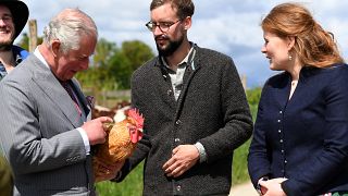 Charles und Camilla besuchen bayerischen Bauernhof