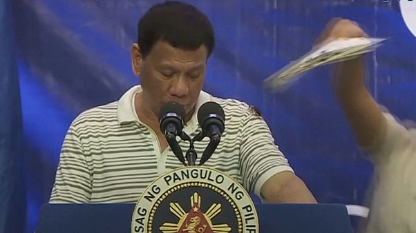 Video | Filipinler Devlet Başkanı Duterte'nin hamam böceği ile imtihanı Video | Filipinler Devlet Başkanı Duterte'nin hamam böceği ile imtihanı