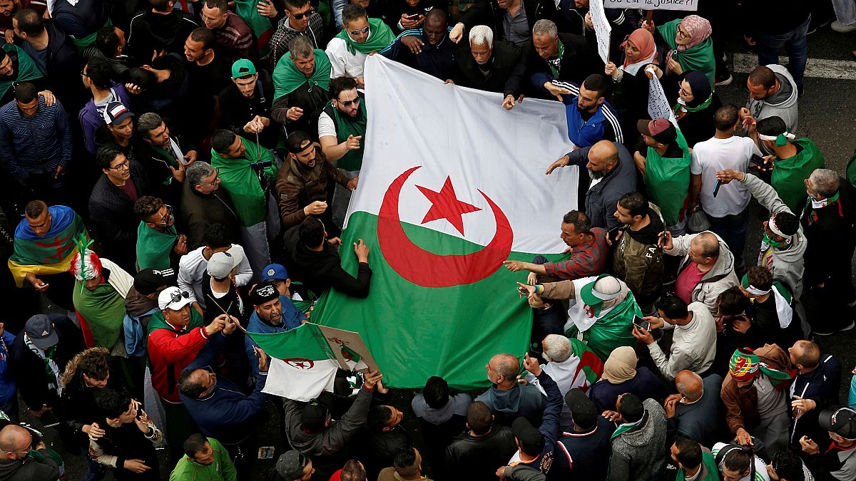 متظاهرون في الجزائر 