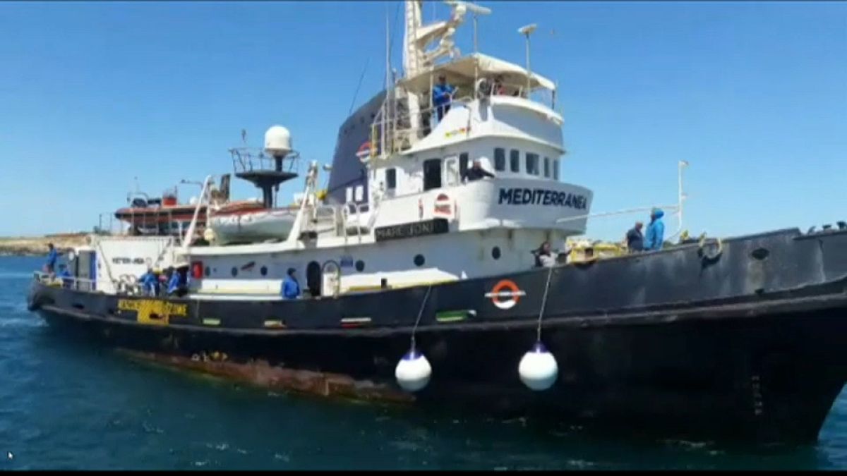 إيطاليا تصادر قارب منظمة خيرية بعد السماح له بالرسو بمن عليه من لاجئين