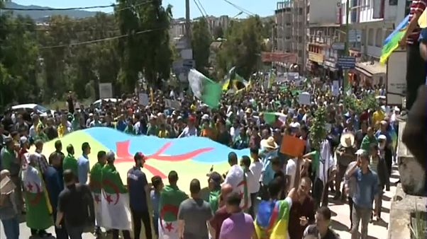 Il Ramadan non fiacca la grande protesta algerina Il Ramadan non fiacca la grande protesta algerina