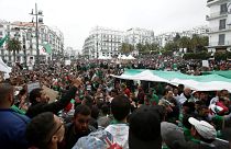Cezayir'de yüz binlerce kişi protesto gösterisi düzenledi