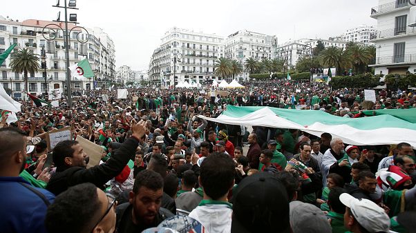 Cezayir'de yüz binlerce kişi protesto gösterisi düzenledi Cezayir'de yüz binlerce kişi protesto gösterisi düzenledi