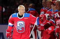 شاهد: تحية بوتين للجمهور تنتهي بالسقوط على وجهه بعد مباراة هوكي